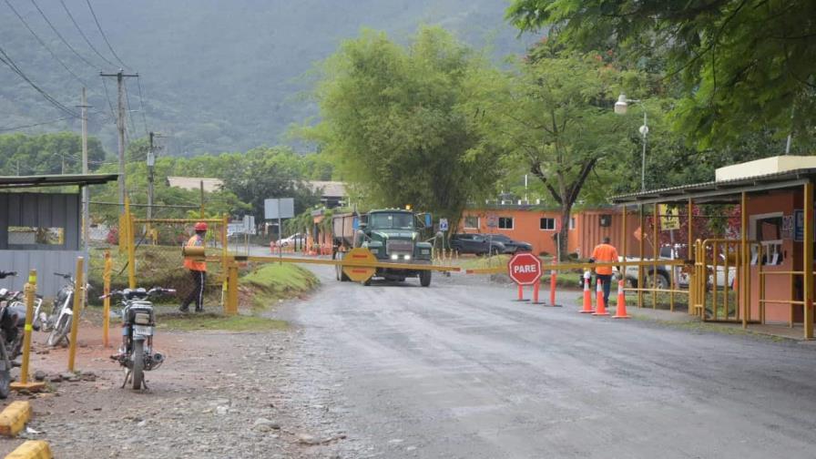 Minero atrapado en derrumbe se comunica con su hermana