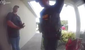 Un video de policías que se equivocan de casa en un desalojo se hace viral