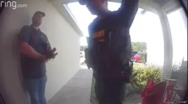 Un video de policías que se equivocan de casa en un desalojo se hace viral