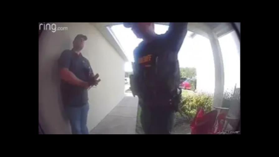 Un video de policías que se equivocan de casa en un desalojo se hace viral Un video de policías que se equivocan de casa en un desalojo se hace viral
