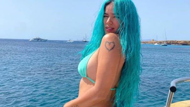Karol G deja atrás su icónica cabellera azul y esta es la razón