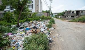 Basura vuelve a inundar calles de la Circunscripción 3 de Santo Domingo Este
