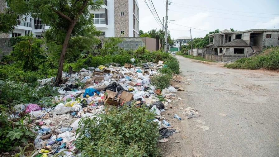 Basura vuelve a inundar calles de la Circunscripción 3 de Santo Domingo Este