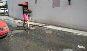 Fuga de agua afecta calles de Ciudad Colonial