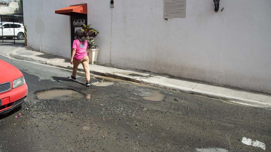 Fuga de agua afecta calles de Ciudad Colonial