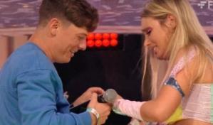 Cantante urbano Guaynaa le pide matrimonio a Lele Pons durante concierto y todo queda captado