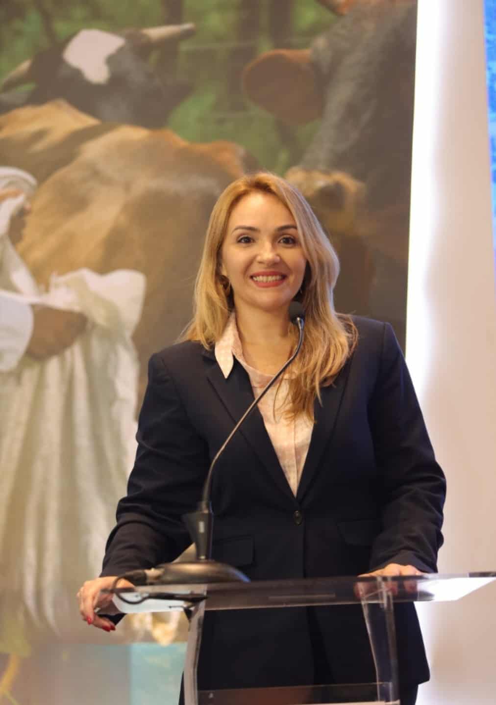 Patricia Álvarez, gerente de mercadeo del Banco Adopem, mientras ofrecía la bienvenida a los invitados.