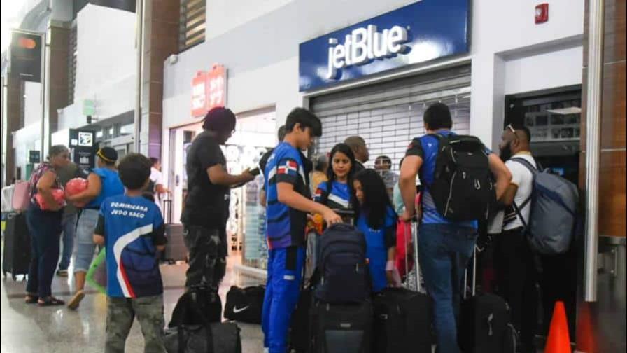 Establecen mecanismos para regular servicios de aerolíneas