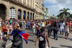 Un centenar de personas protestan por los apagones en Cuba Un centenar de personas protestan por los apagones en Cuba