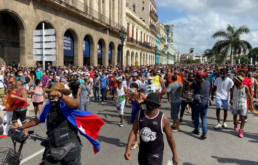 Un centenar de personas protestan por los apagones en Cuba