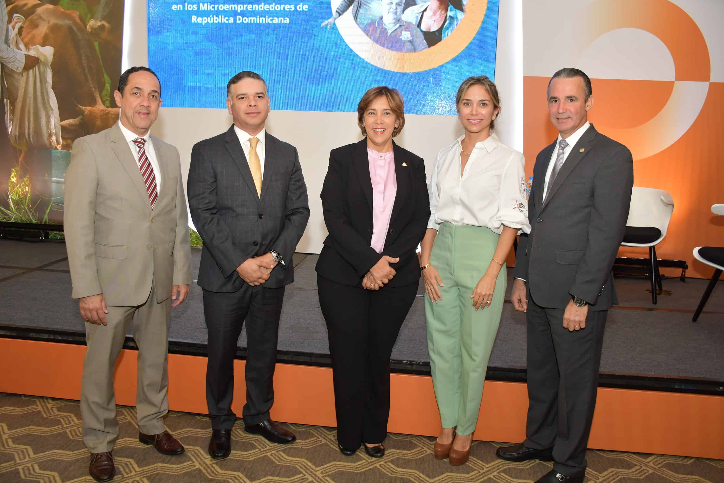 Julio Domínguez, Víctor García, Mercedes Canalda de Beras-Goico, Deborah de los Santos y Máximo Rodríguez.