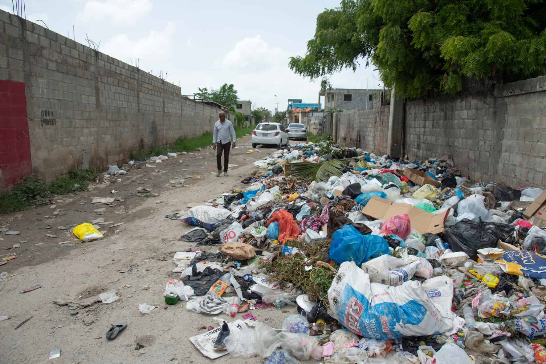 Basurero este lunes en la calle G del sector La Grúa, en Santo Domingo Este.