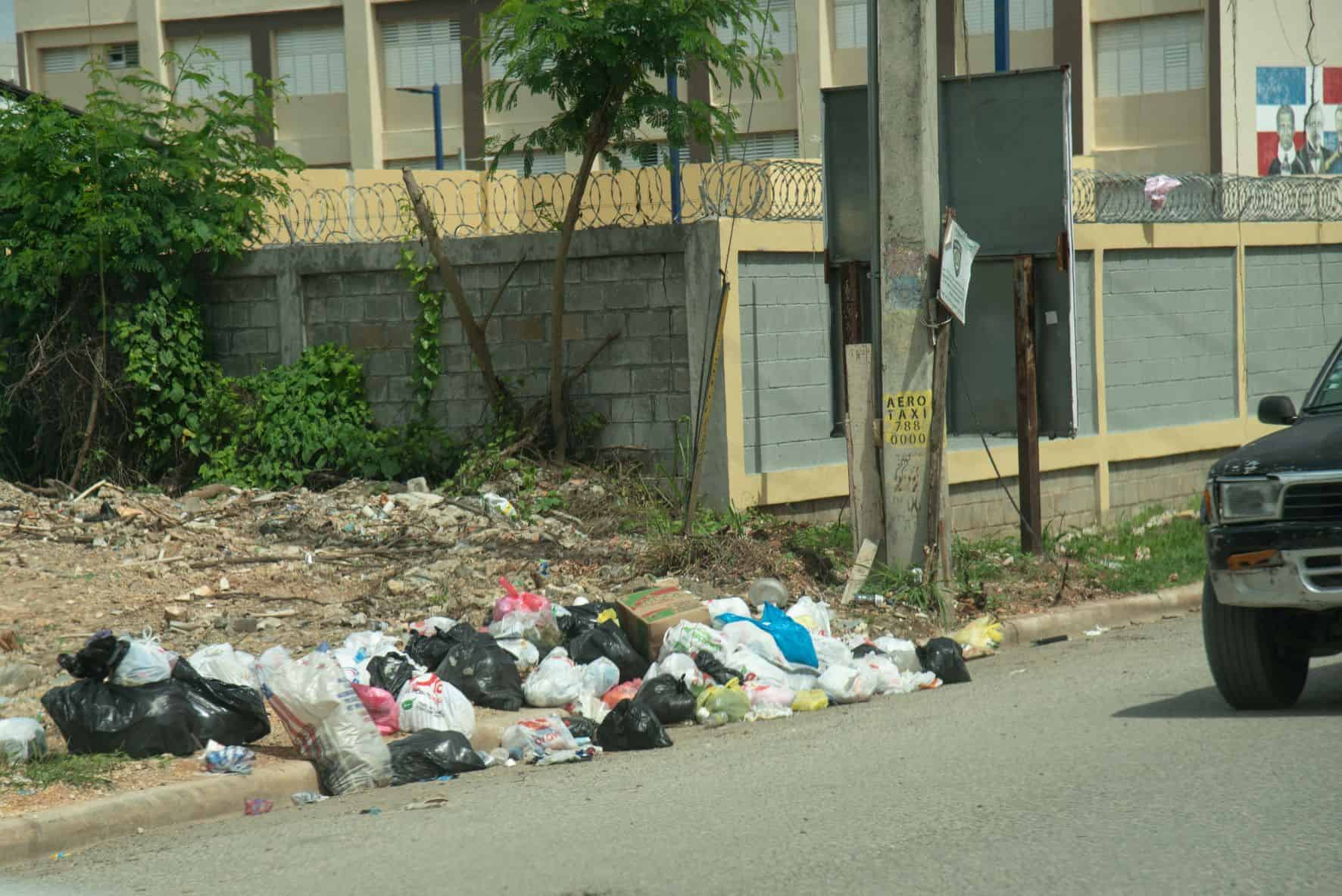 Una calle con residuos acumulados.