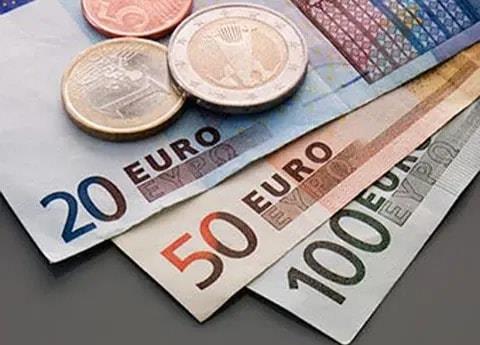 El euro se mantiene por la debilidad del dólar