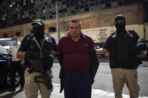 Guatemala detiene a presuntos coyotes; cuatro buscados por EEUU