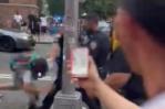 Dominicanos lanzan botellas y se entran a golpes con policías de Nueva York Dominicanos lanzan botellas y se entran a golpes con policías de Nueva York