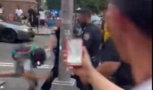 Dominicanos lanzan botellas y se entran a golpes con polic&iacute;as de Nueva York