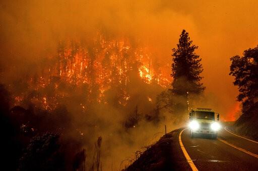 Suben a cuatro los muertos por incendios forestales en California