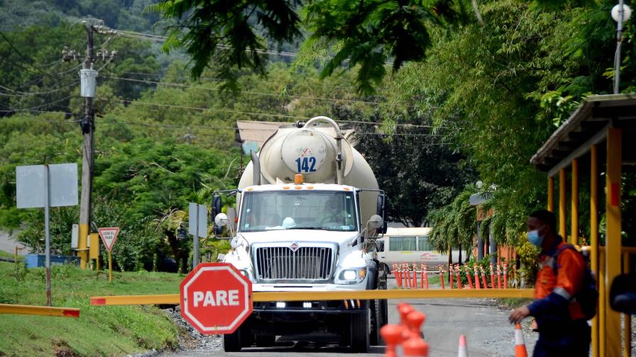 Mineros atrapados son alimentados a través de una tubería