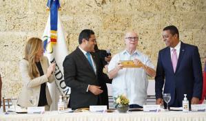 Fedomu reconoce a Hipólito Mejía por aportes a la municipalidad