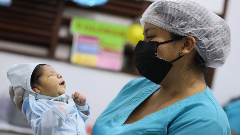 Los nacimientos en Perú han bajado un 57 % en nueve años
