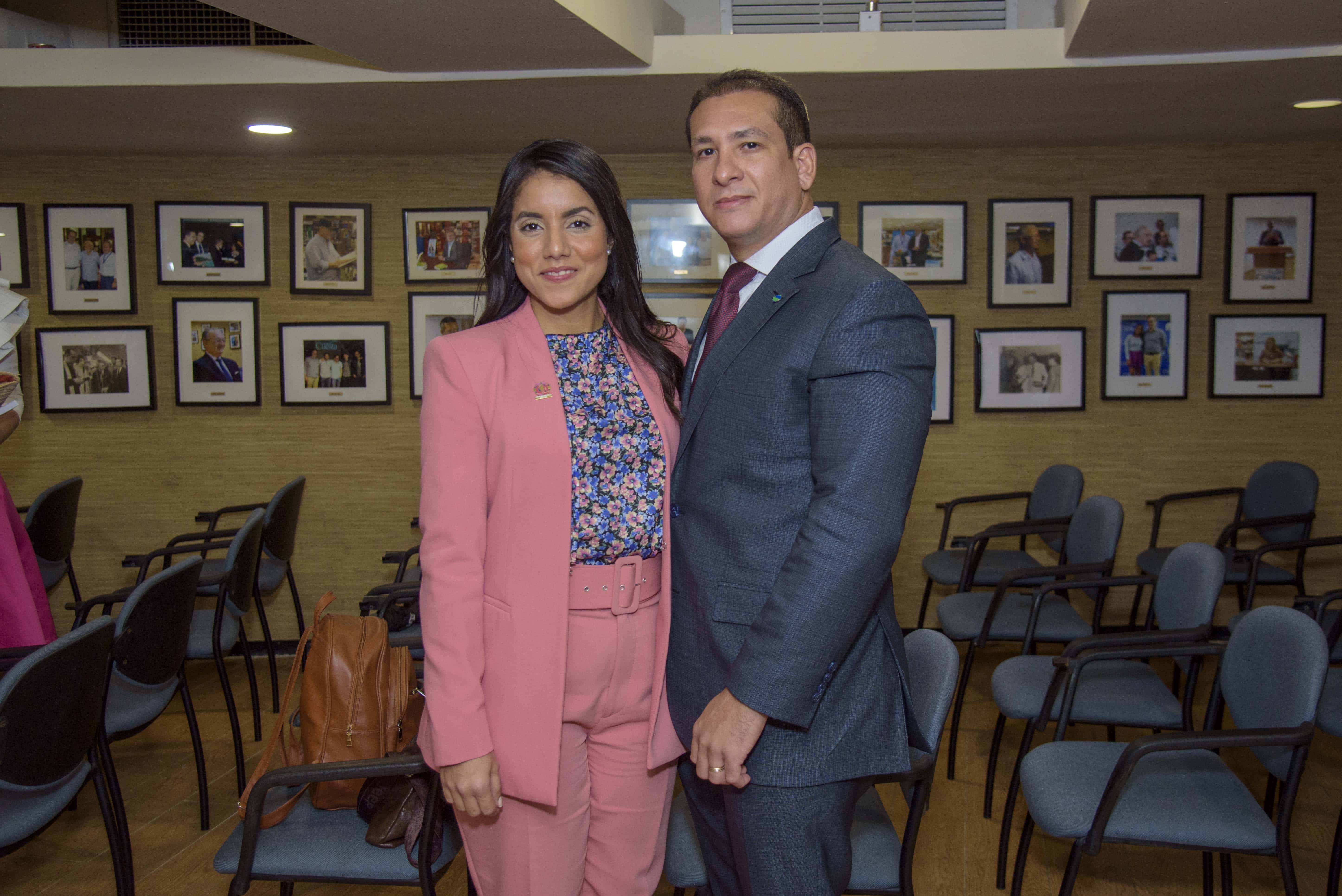 Indhira Navarro y Wilfrido Feliz.