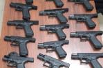 Ocupan 14 pistolas procedentes de EEUU durante allanamiento en Santiago
