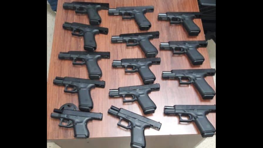 Ocupan 14 pistolas procedentes de EEUU durante allanamiento en Santiago Ocupan 14 pistolas procedentes de EEUU durante allanamiento en Santiago