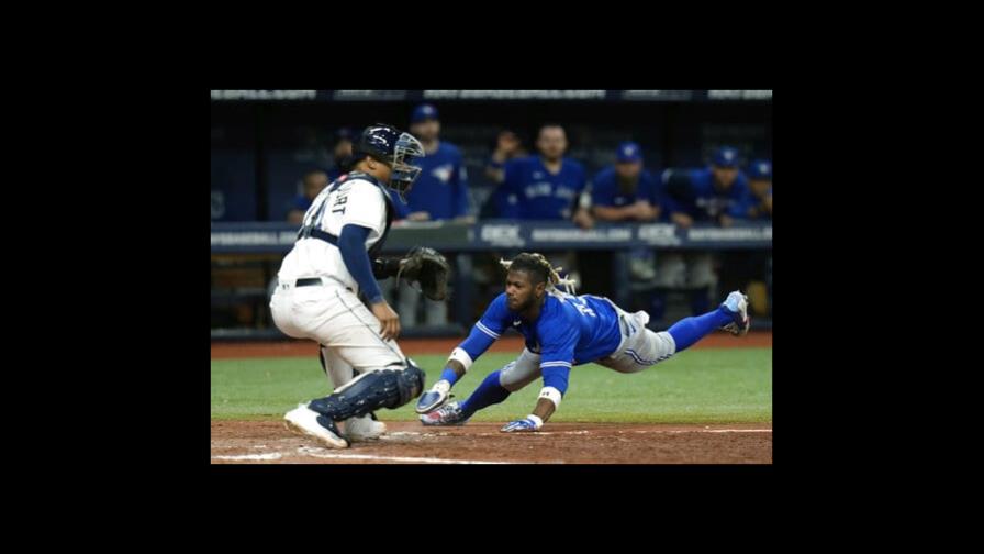 Azulejos derrotan a Rays en gran labor monticular de Gausman