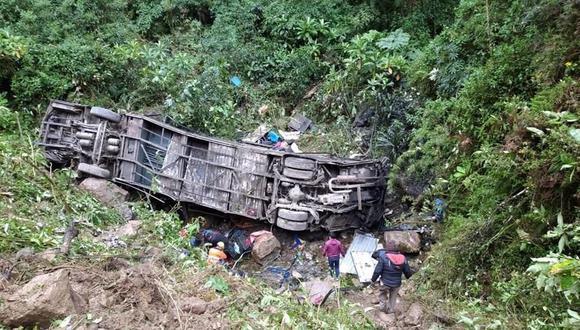 Al menos un muerto y 20 heridos deja accidente de un bus en Bolivia