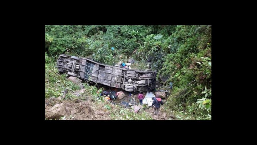 Al menos un muerto y 20 heridos deja accidente de un bus en Bolivia