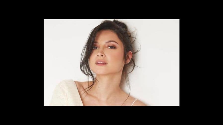 Actriz colombiana habla del beso que se dio con Bad Bunny en Bullet Train