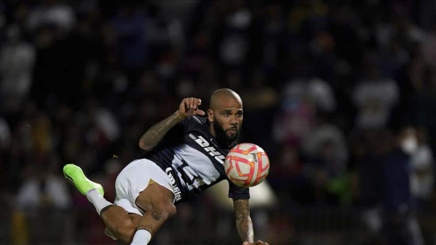 Dani Alves viaja con Pumas a Barcelona y anuncia despedida del Camp Nou