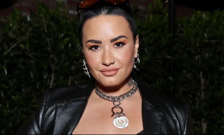 Demi Lovato vuelve a usar pronombre ella porque se siente más femenina