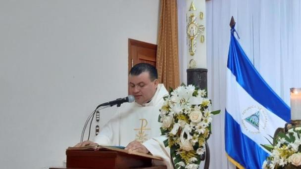 No me dejen solo, clama sacerdote nicaragüense rodeado por policías