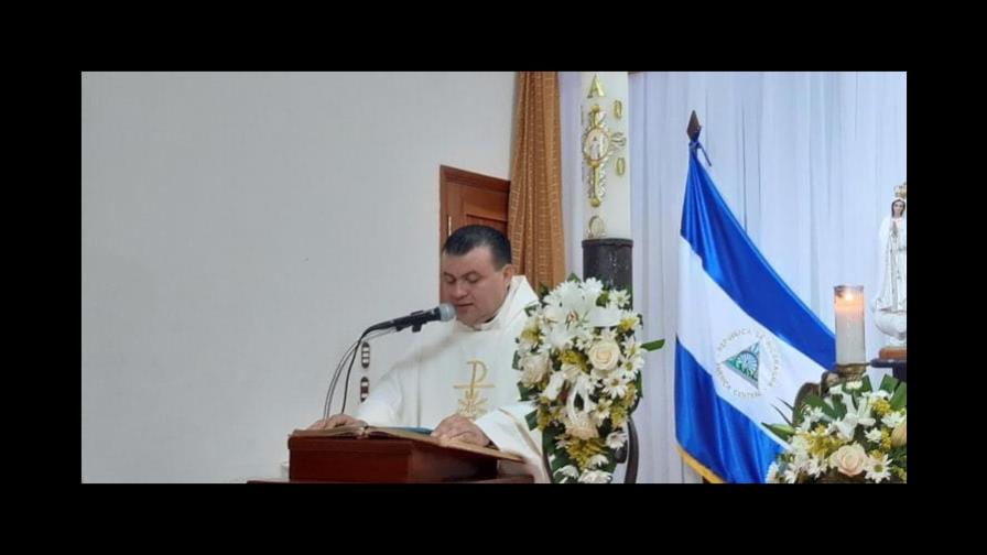 No me dejen solo, clama sacerdote nicaragüense rodeado por policías