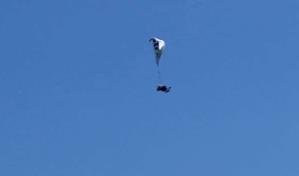 Un paracaidista salva su vida justo antes de caer al suelo