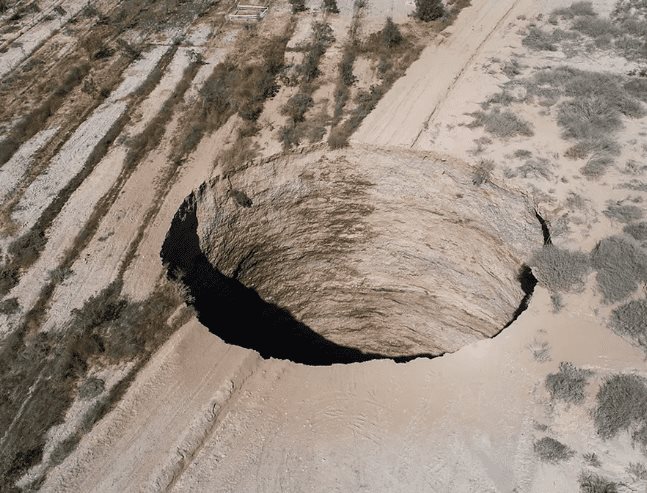 Socavón de 32 metros causa alarma en Chile