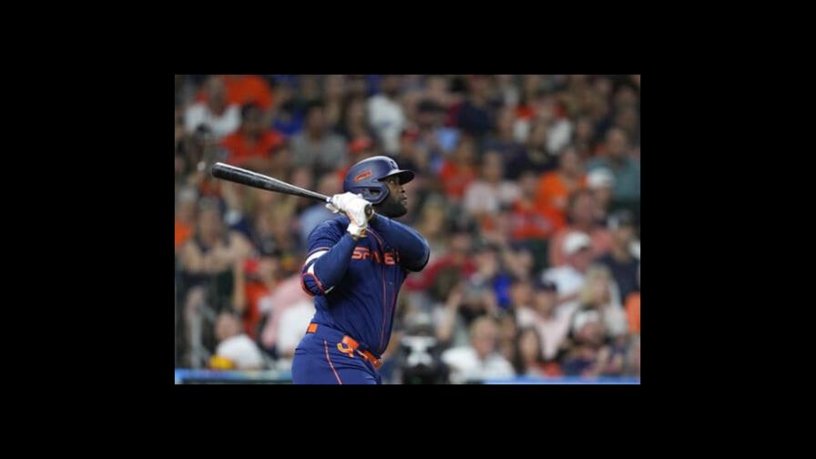 Álvarez, de Astros, recibe tres strikes pero continúa su turno