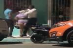 Hombre golpea a trompadas a una mujer en plena calle en Villa Altagracia Hombre golpea a trompadas a una mujer en plena calle en Villa Altagracia