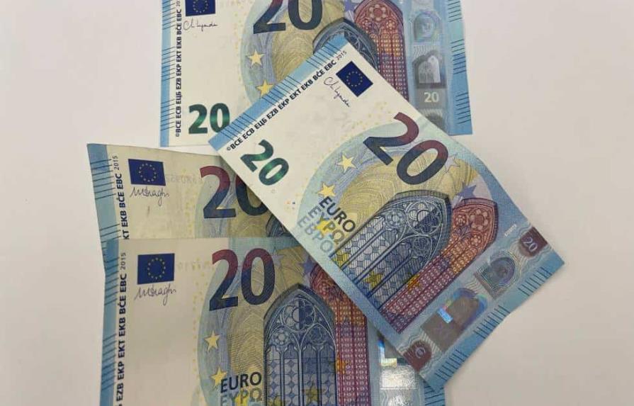 El euro se cambia por debajo de 1.02 dólares