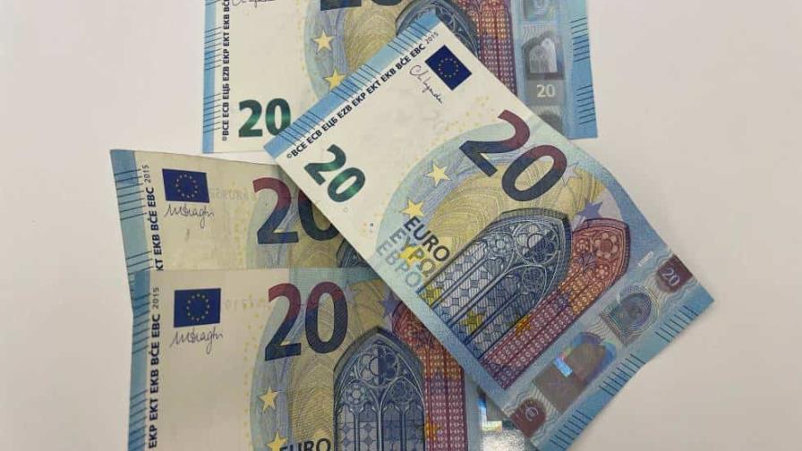 El euro se cambia por debajo de 1.02 dólares
