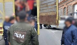 Detienen en México a 116 migrantes que viajaban hacinados en un camión