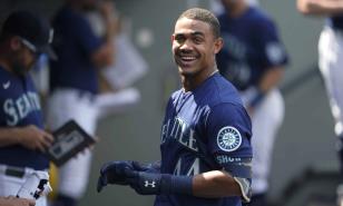 Julio Rodríguez se siente bien y progresando de la muñeca