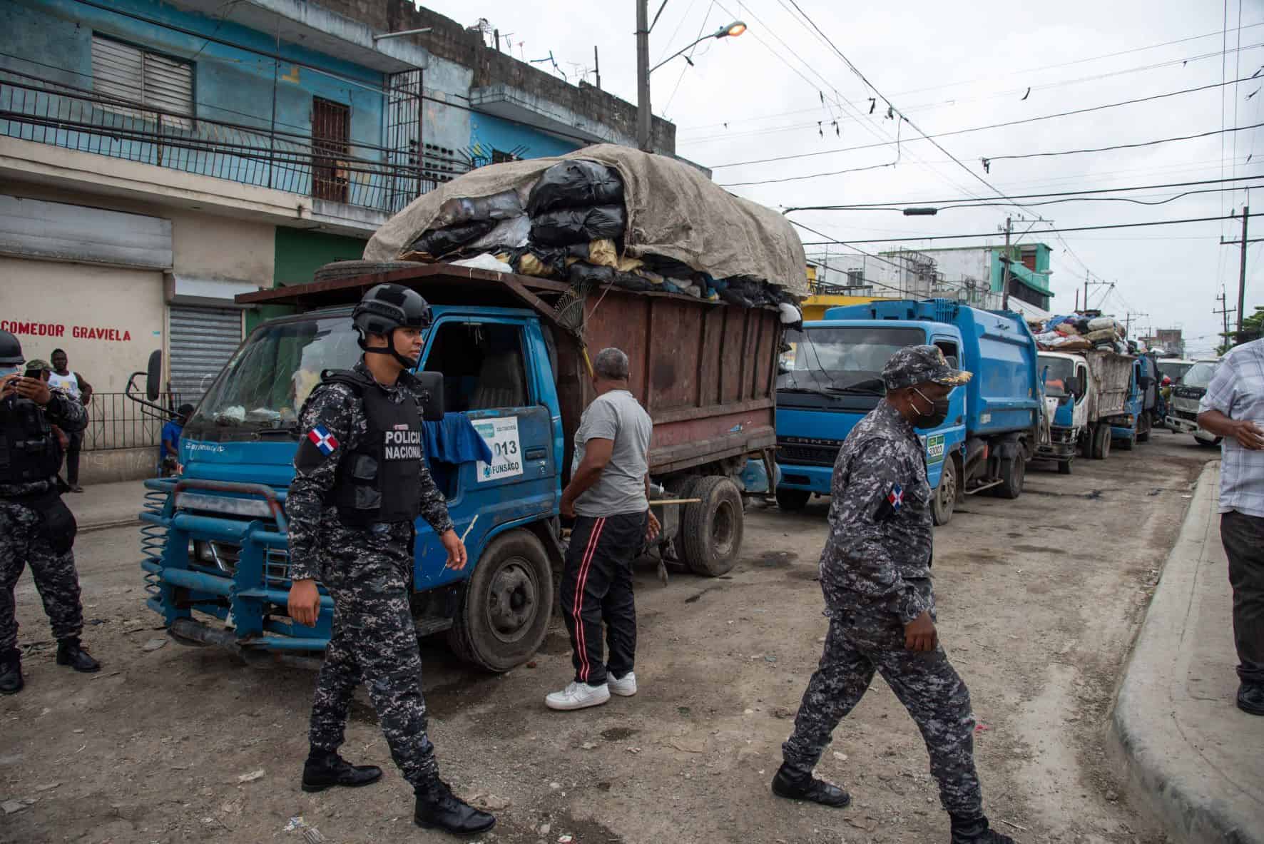 Agentes polciiales durante protesta de las funcaiones y moradores en los alrededores del transfer