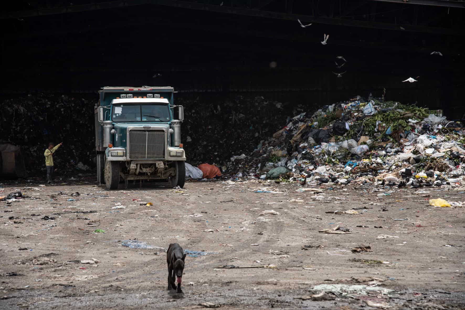 Camiones recogen basura en el transfer de Villas Agrícolas