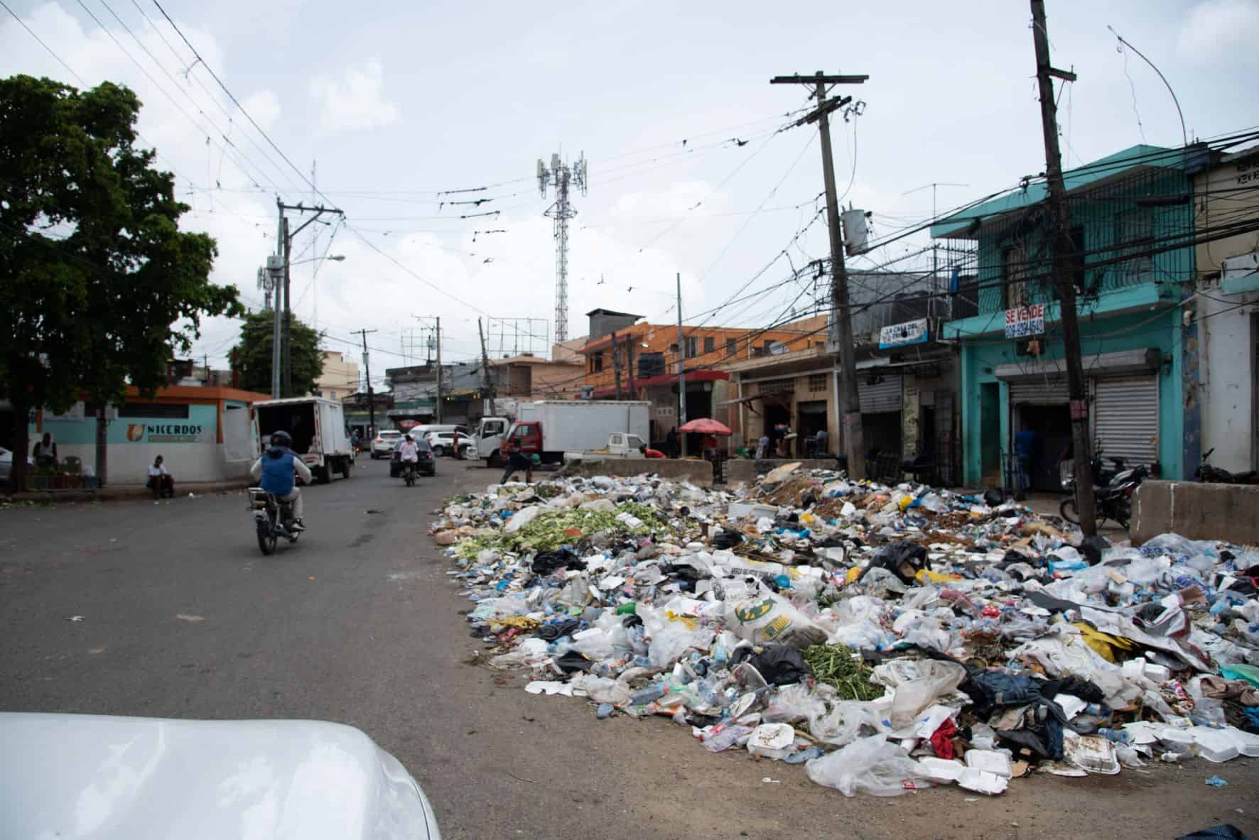 La basura en grandes cantidades se observó ayer en la avendia Duarte