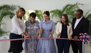 Primera dama Raquel Arbaje inaugura un Caipi en Guaymate, La Romana