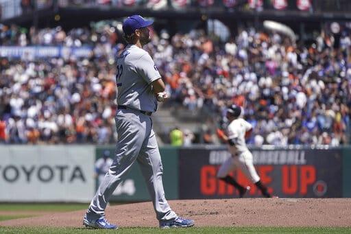 Kershaw se marcha por dolencia; Dodgers barren a Gigantes