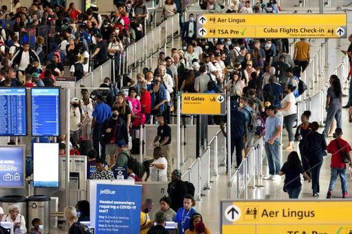 Tormentas obligan a cancelar más de 1,100 vuelos en EEUU
